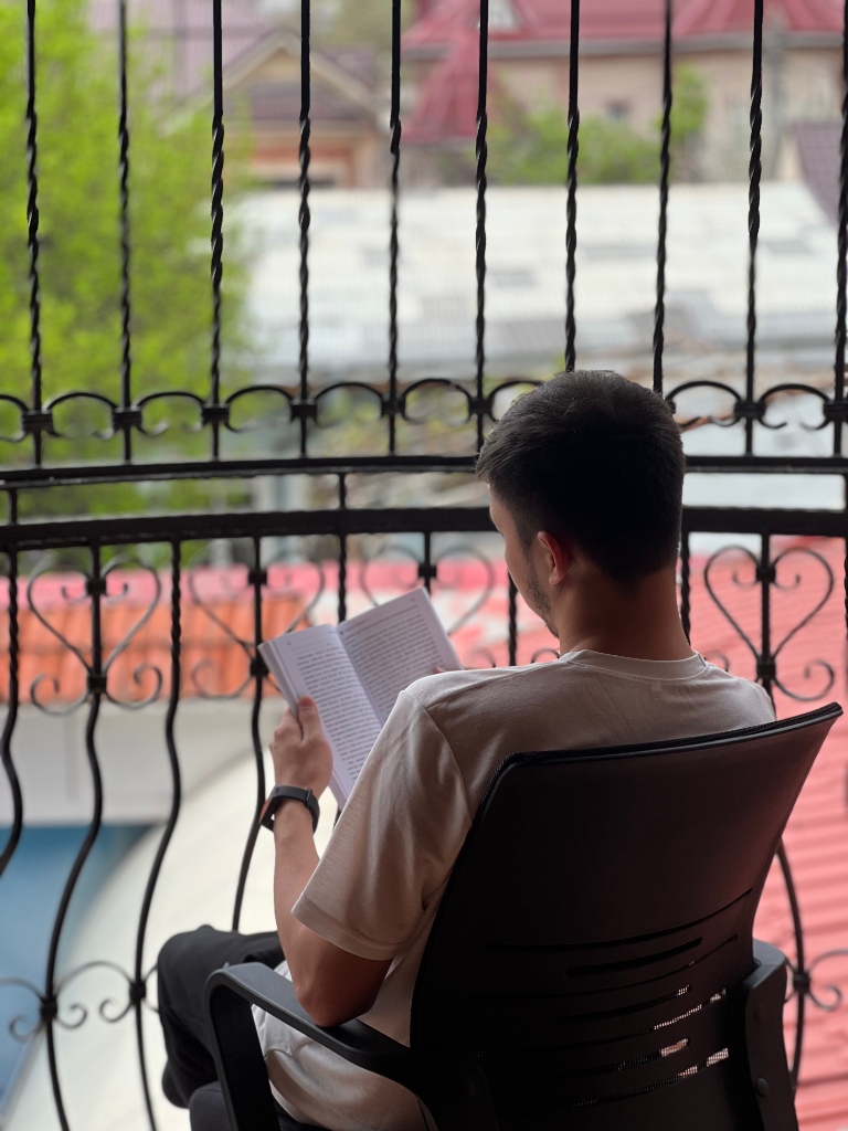 Ziyodullo Aliyev reading book